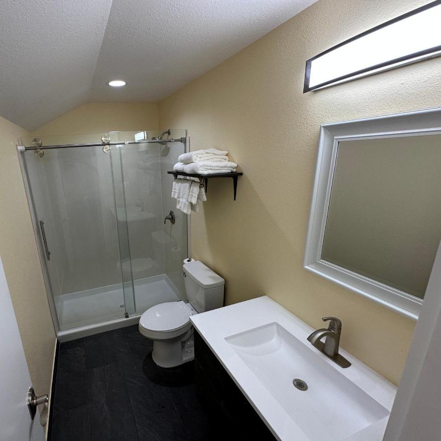 Relax Inn Of Medford Exterior photo