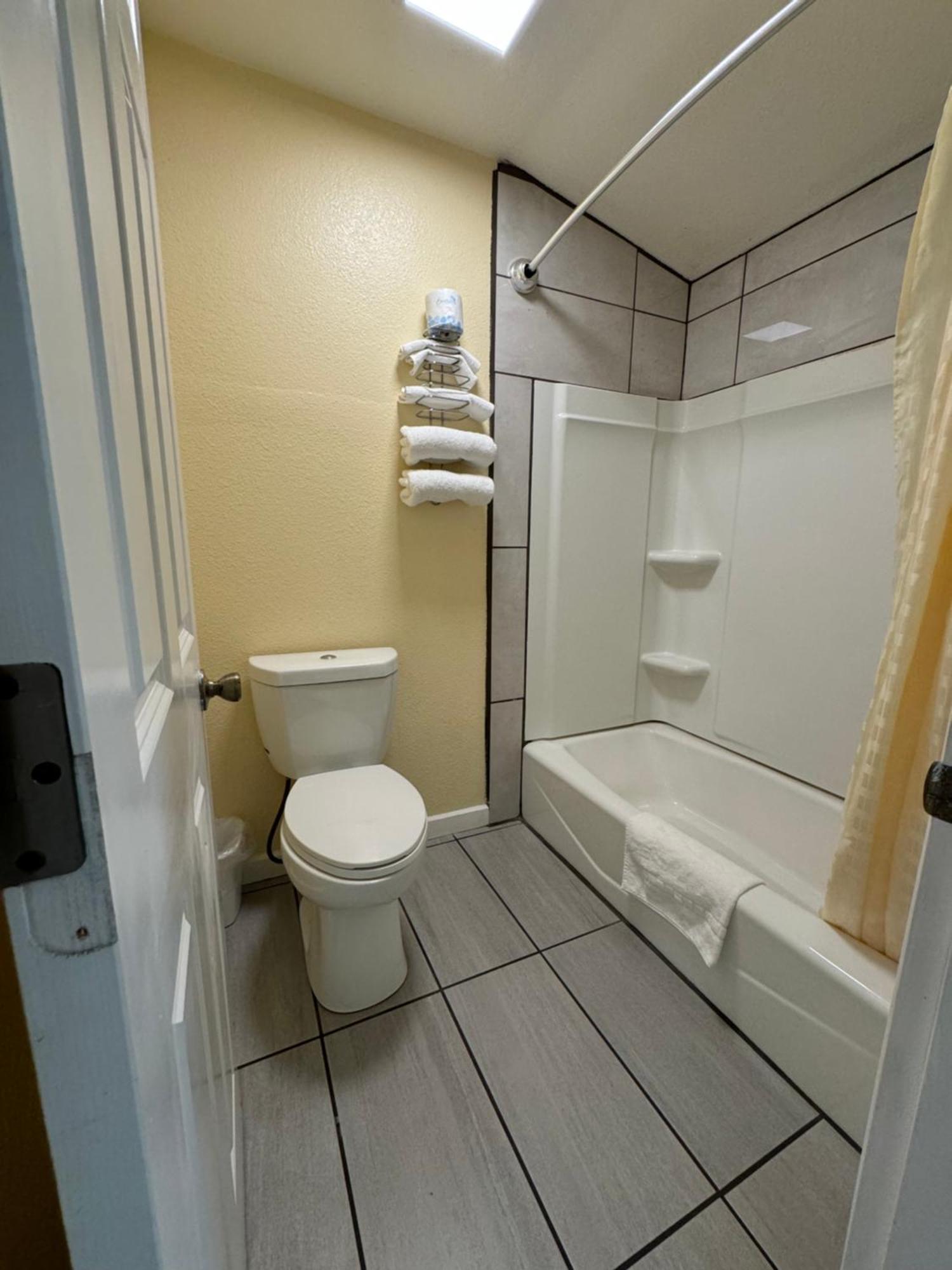 Relax Inn Of Medford Exterior photo